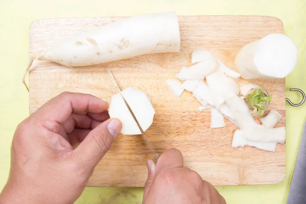 Bucătar tăiere parsnip înainte de gătit — Fotografie, imagine de stoc