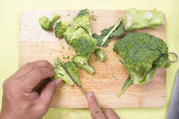 Chef memotong brokoli sebelum memasak — Stok Foto