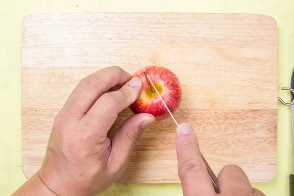Chef memotong apel — Stok Foto