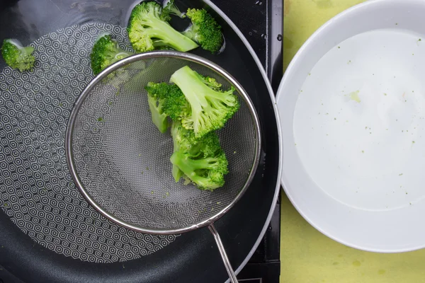 Chef scald brocli dengan air panas — Stok Foto