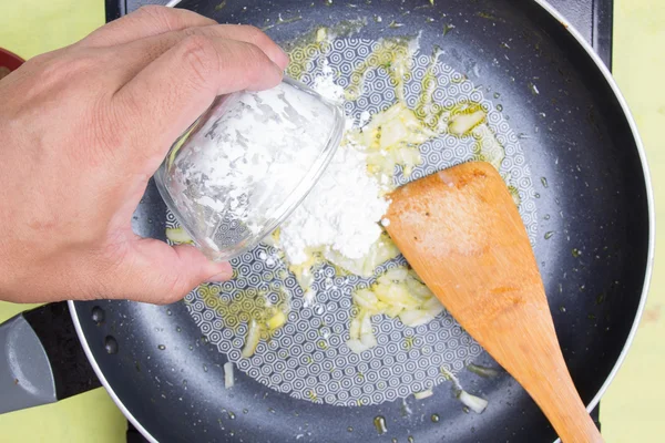 Koch gibt Mehl zum Kochen von Soße — Stockfoto