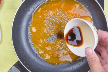 Portakal soslu balık biftek için pişirme 