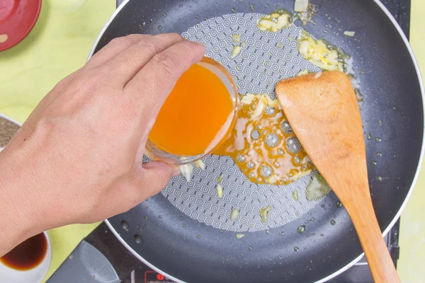 Orangensoße für Fischsteak kochen — Stockfoto