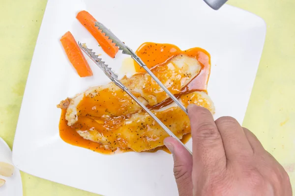 Kocken dekorerade fisk biff med apelsinsås — Stockfoto