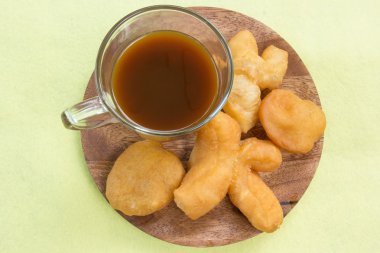 sıcak kahve ile derin kızarmış hamur sopa