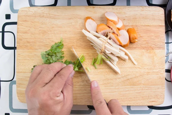 Chef braciole coriandolo con coltello — Foto Stock