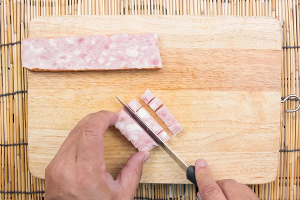 Şef kesme domuz pastırması yemek için pirinç ateş