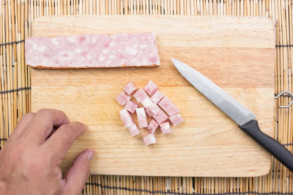 Chef cortando tocino para cocinar arroz cocido —  Fotos de Stock