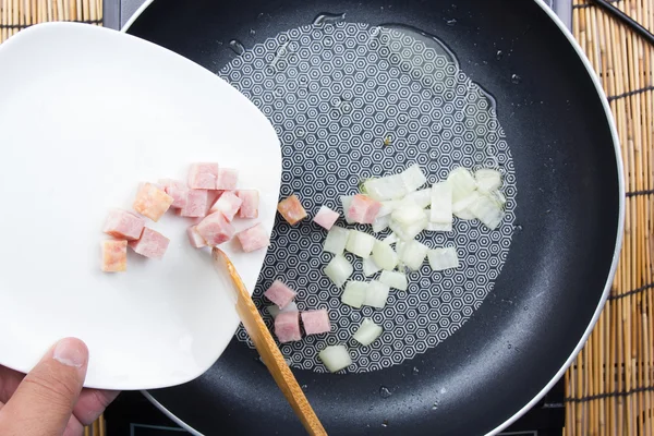 Chef colocando fatia de bacon para pan — Fotografia de Stock