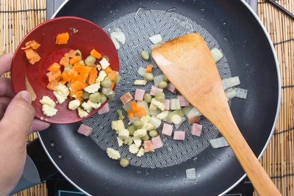 Chef menempatkan irisan sayuran untuk panci — Stok Foto