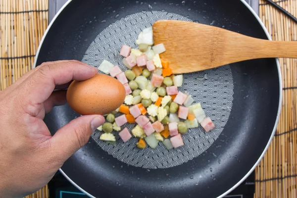 Шеф-повар кладет яйца в кастрюлю — стоковое фото