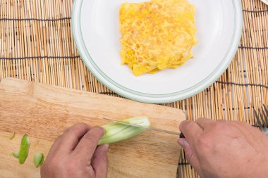 Şef Fired pirinç pastırma salatalık ile dekore edilmiştir.