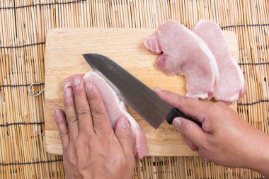 Şef kesme çiğ domuz ahşap tahta üzerinde 