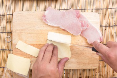 Şef kesme peynir ahşap tahta üzerinde 