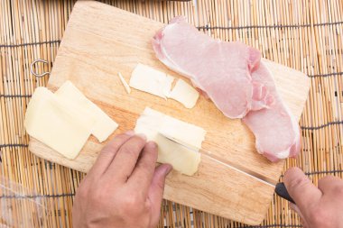 Şef kesme peynir ahşap tahta üzerinde 