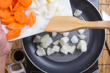 domuz eti köri Japon yemek pişirme için pan için sebze koyarak Şef