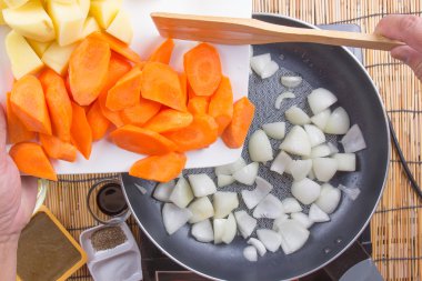 domuz eti köri Japon yemek pişirme için pan için sebze koyarak Şef