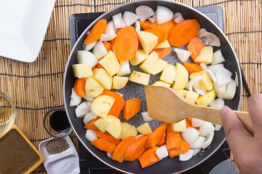 Şef tavada kızartılmış sebze Japon domuz c pişirme için Pan