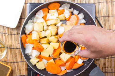 Şef dökme shoyu sos için pişirme için pan 