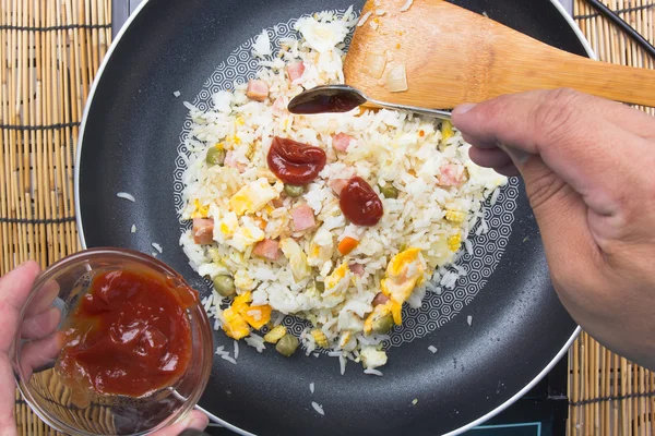 Chef-kok brengen tomatensaus voor gebakken rijst koken — Stockfoto