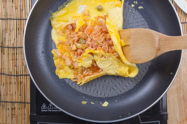 Chef-kok koken ingrediënt van gebakken rijst — Stockfoto