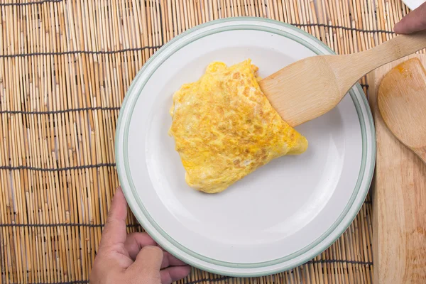 Жареный рис с яичницей из бекона на белой тарелке — стоковое фото