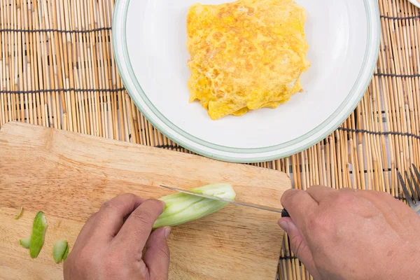 Chef decorado Panceta de arroz despedido con pepino — Foto de Stock