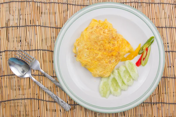 Beyaz plaka üzerinde ateş pirinç sarma Pastırmalı yumurta — Stok fotoğraf