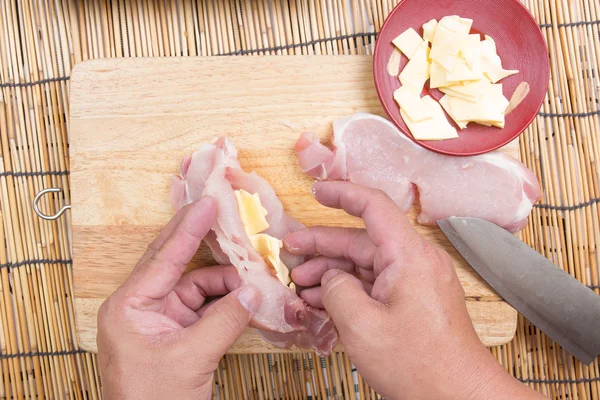 Σεφ βάζοντας τυρί σε χοιρινό — Φωτογραφία Αρχείου