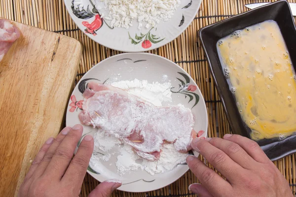 Cerdo y harina con miga de pan para cocinar tongkatsu — Foto de Stock