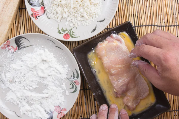 Varkensvlees en meel met brood crumb voor het koken van tongkatsu — Stockfoto