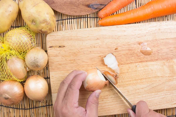 Chef memotong bawang pada papan kayu — Stok Foto