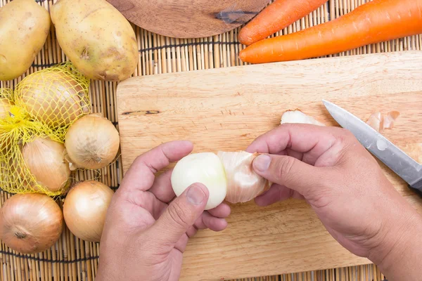 Chef sbucciare la cipolla per cucinare — Foto Stock