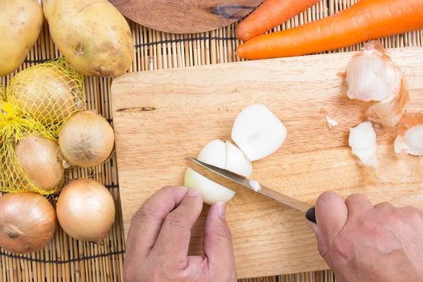 Chef memotong bawang pada papan kayu — Stok Foto