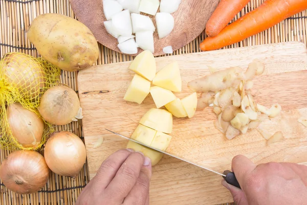 Chef memotong kentang dengan pisau — Stok Foto