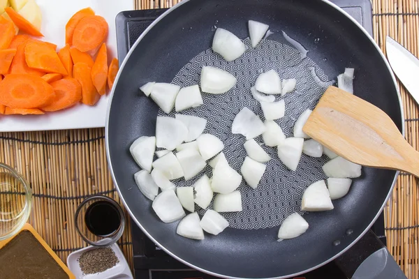 Chef aduk-goreng irisan bawang dalam panci untuk memasak masakan Jepang p — Stok Foto