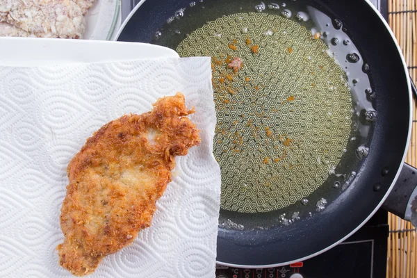 Kocken att hålla djupa stekt fläsk från pan — Stockfoto