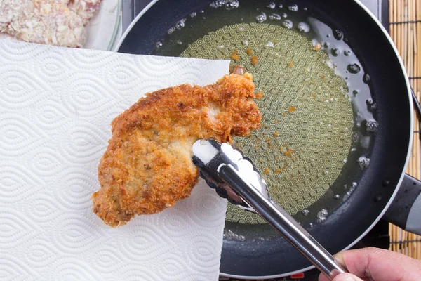 Kocken att hålla djupa stekt fläsk från pan — Stockfoto