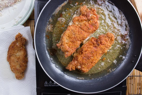 Chef frittiertes Schweinefleisch in Pfanne — Stockfoto