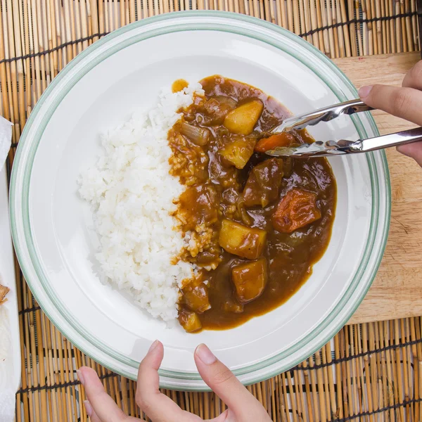 Chef-kok ingericht Japanse varkensvlees curry met stoom-rijst — Stockfoto
