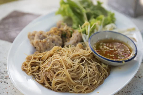 Fideos de arroz con cerdo —  Fotos de Stock