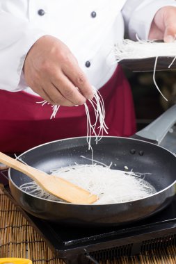 Tampon Tay yemek için pirinç şehriye koyarak Şef 