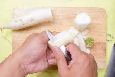 Şef peeling yabani havuç yemek önce