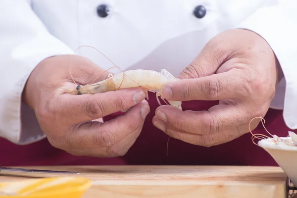 Koch schält Garnelen vor dem Kochen — Stockfoto