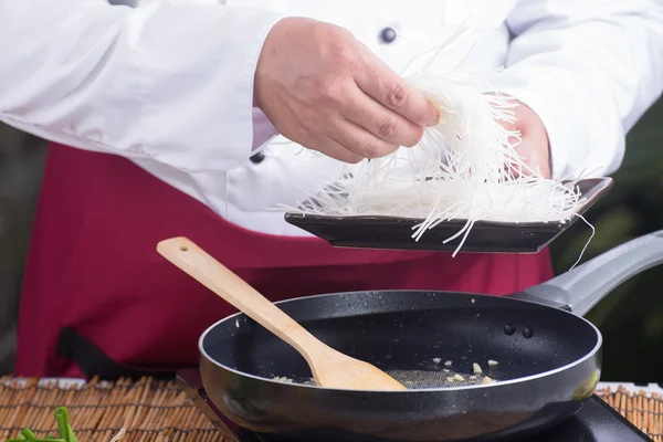 Koch setzt Reisnudeln für Kochkissen thailändisch — Stockfoto