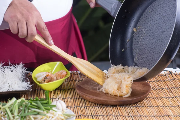 Chef mettendo tagliatelle di riso al piatto — Foto Stock