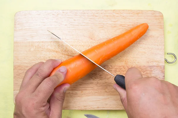 Chef memotong wortel di papan kayu — Stok Foto
