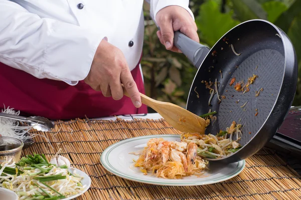 Chef colocando Pad Thai para o prato — Fotografia de Stock