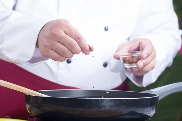 Chef mettendo peperoncino deied per cucinare Pad Thai — Foto Stock
