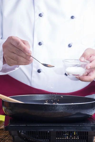 Chef colocando açúcar para cozinhar Pad Thai — Fotografia de Stock